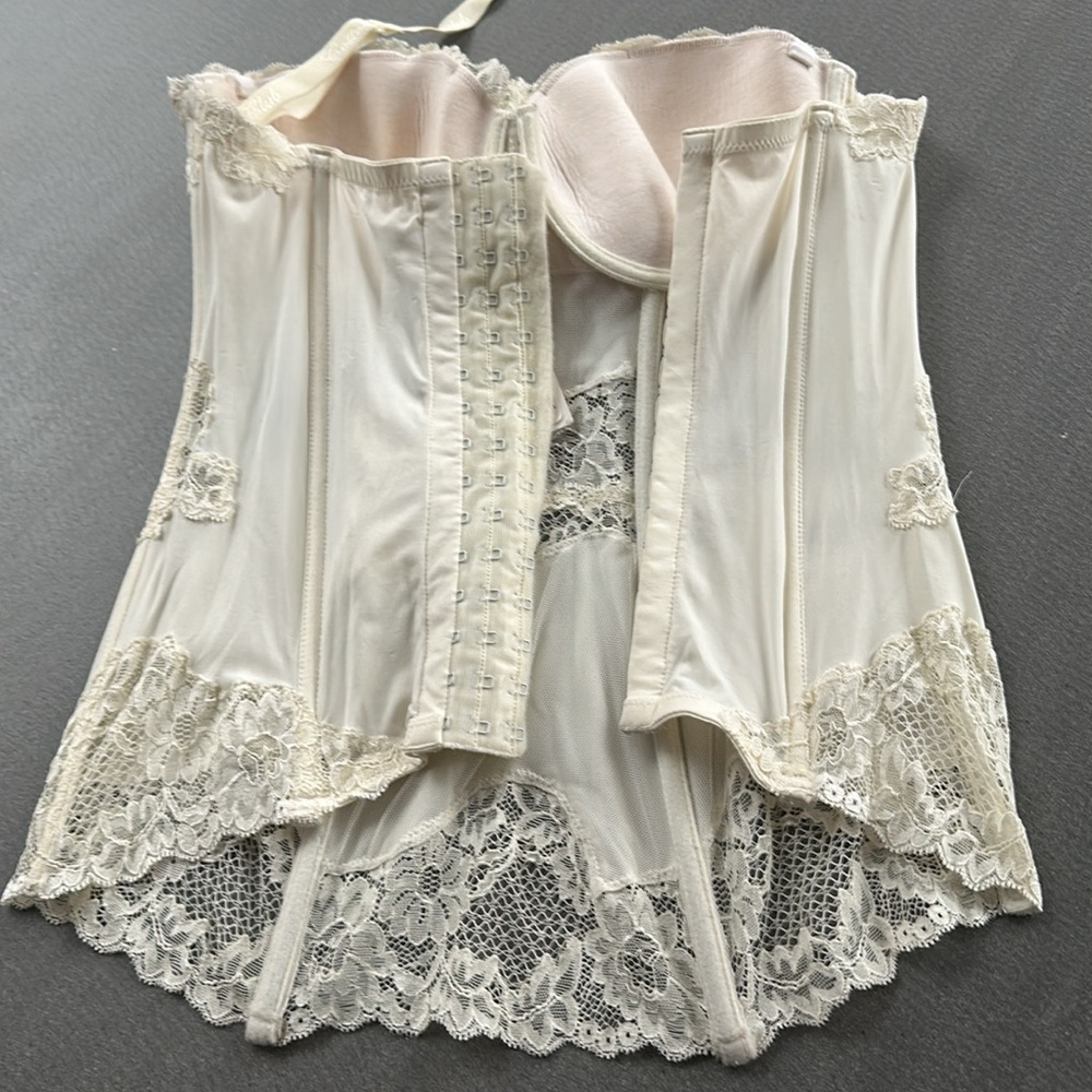 Elegant Cream Lace Strapless Corset - Picture 9 of 16
